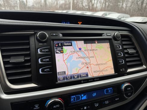 Used 2019 Toyota Highlander XLE image 24