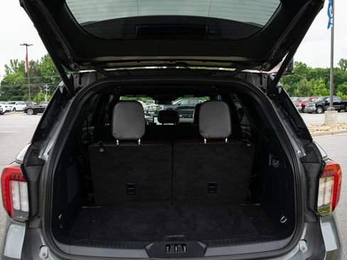 Used 2025 Ford Explorer Platinum AWD/4WD image 9