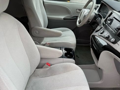 Used 2012 Toyota Sienna LE image 25