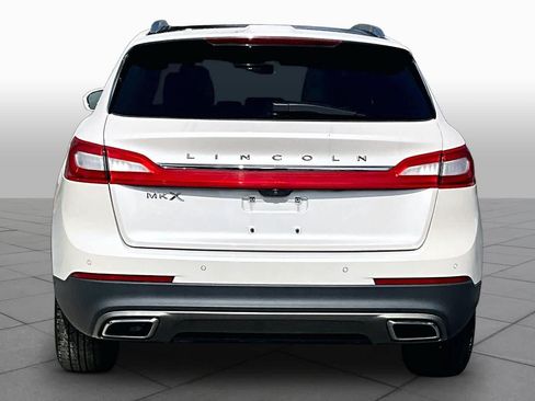 Used 2017 Lincoln MKX Reserve w/ Driver Assistance Package FWD image 9