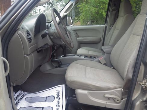 Used 2005 Jeep Liberty Renegade image 12