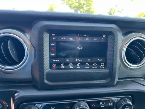 Used 2019 Jeep Wrangler Unlimited Sahara AWD/4WD image 33