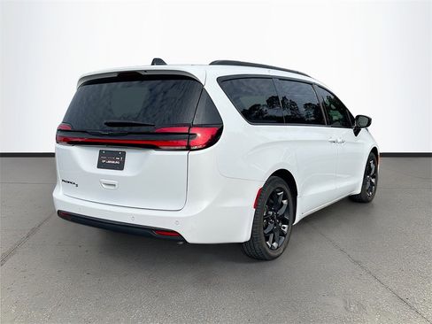 Used 2024 Chrysler Pacifica Touring-L w/ Uconnect Theater Family Group image 7