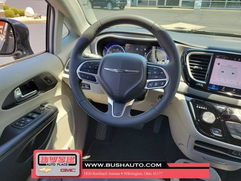 Used 2024 Chrysler Pacifica Touring-L FWD image 11