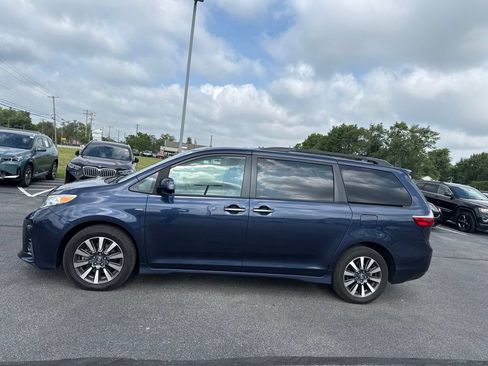 Used 2019 Toyota Sienna XLE w/ XLE Navigation Package AWD/4WD image 4