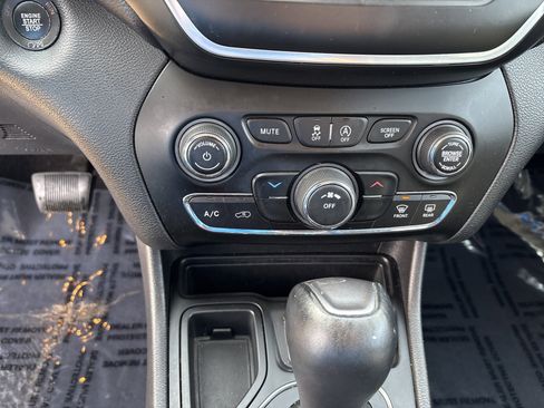 Used 2019 Jeep Cherokee Latitude Plus w/ Cold Weather Group image 21