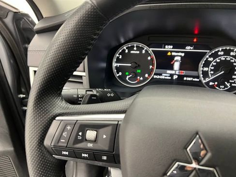 Used 2024 Mitsubishi Outlander SE image 13