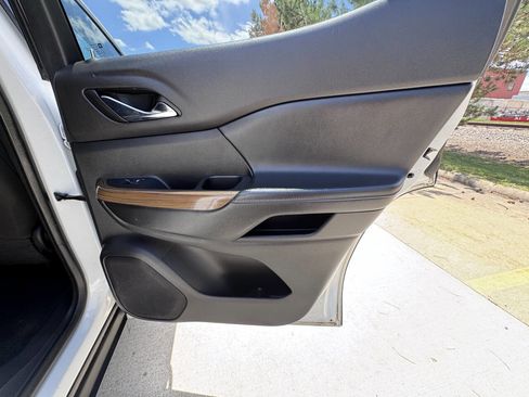 Used 2020 GMC Acadia SLE image 17