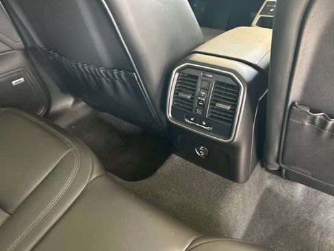 Used 2022 Porsche Macan AWD/4WD image 27