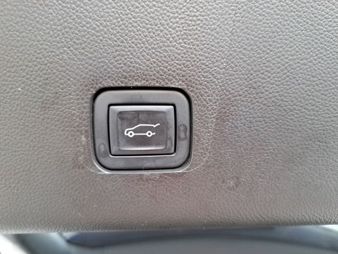 Used 2022 Chevrolet Traverse LT FWD image 15