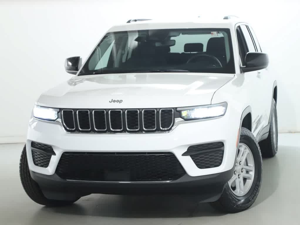 Used 2023 Jeep Grand Cherokee Laredo AWD/4WD image 3