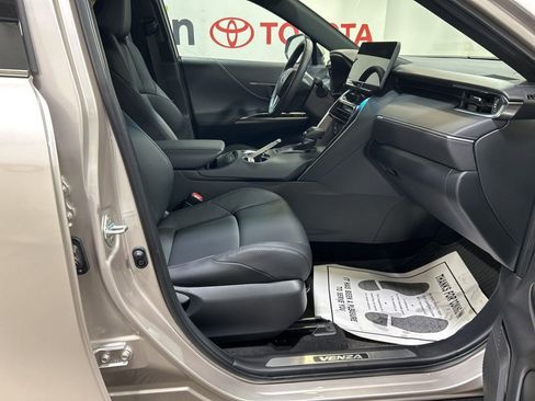 Used 2024 Toyota Venza XLE image 13
