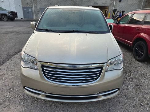 Used 2016 Chrysler Town & Country Touring w/ Driver Convenience Group FWD image 2
