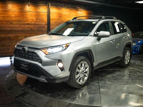 Used 2019 Toyota RAV4 Limited w/ Carpet Mat Package FWD image 2