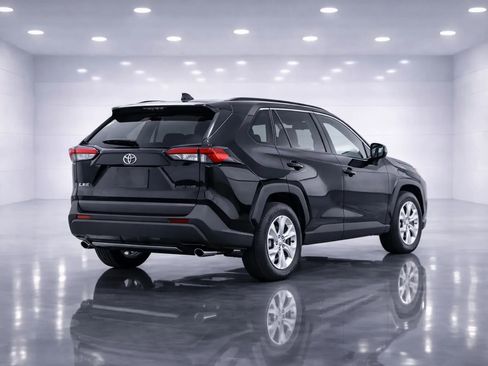 Used 2025 Toyota RAV4 LE AWD/4WD image 5