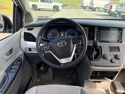 Used 2019 Toyota Sienna L image 16