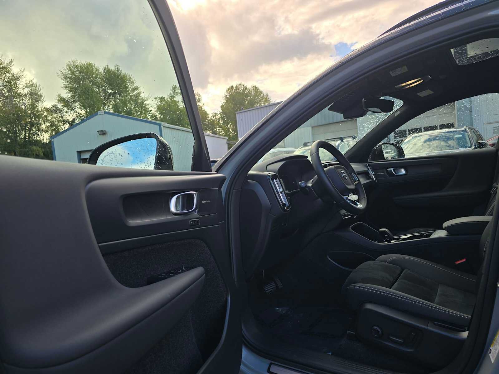 Certified 2024 Volvo XC40 Recharge Ultimate w/ Protection Package Premier AWD/4WD image 21