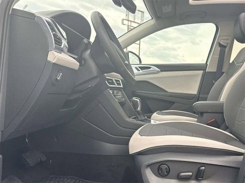 New 2025 Volkswagen Taos SE FWD image 11