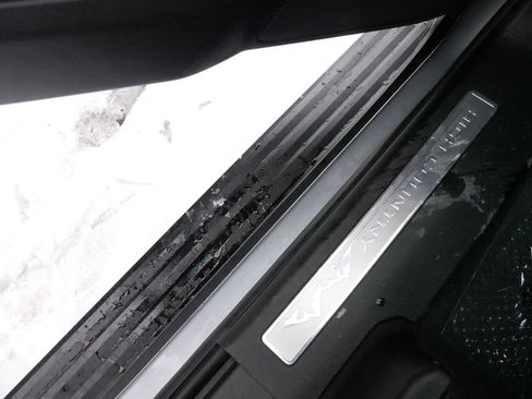 Used 2024 Chevrolet Suburban High Country image 39