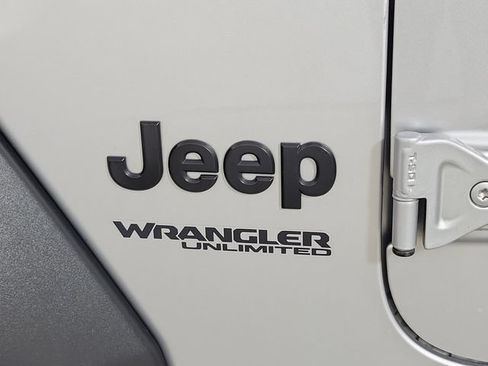 Used 2022 Jeep Wrangler Unlimited Sport AWD/4WD image 9