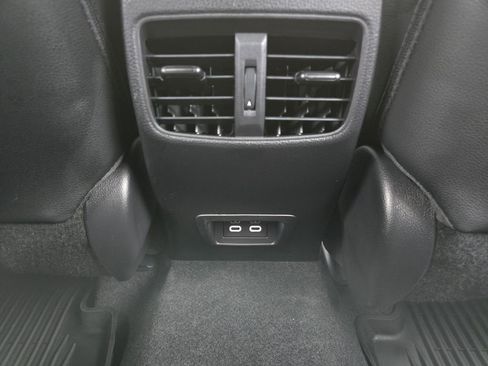 Used 2024 Toyota Corolla Cross XLE image 13