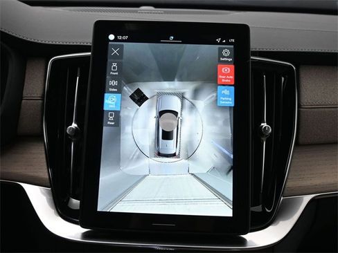 New 2026 Volvo XC90 B6 Plus w/ Protection Package Premier image 21