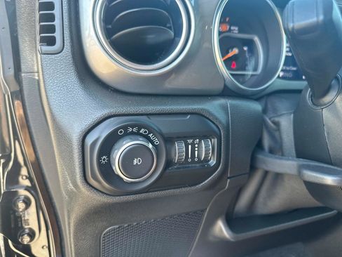 Used 2020 Jeep Wrangler Unlimited Sahara image 28