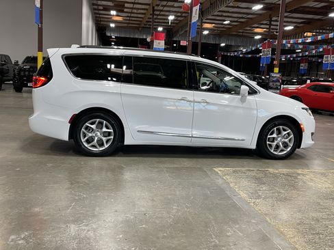 Used 2018 Chrysler Pacifica Touring-L Plus w/ Advanced Safetytec Group FWD image 6