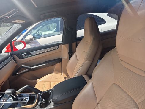 Used 2020 Porsche Cayenne Turbo S image 6