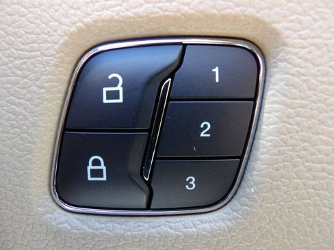 Used 2019 Ford F150 Lariat w/ Trailer Tow Package image 11