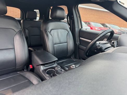 Used 2017 Ford Explorer XLT w/ Equipment Group 202A AWD/4WD image 38