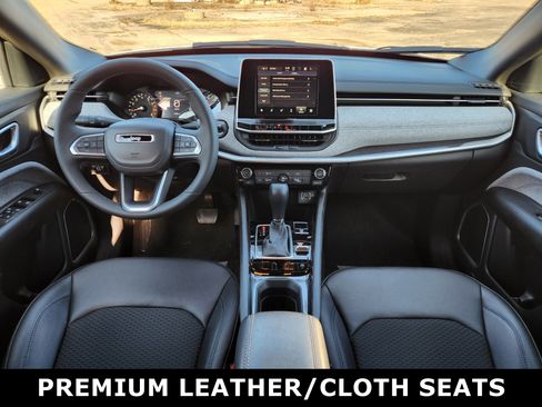 Used 2025 Jeep Compass Latitude image 2