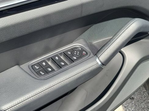 Certified 2023 Porsche Cayenne Platinum Edition image 25
