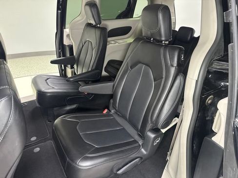 Used 2024 Chrysler Pacifica Touring-L FWD image 26