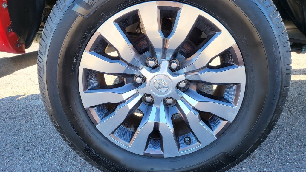 Used 2020 Toyota Tacoma Limited RWD image 16