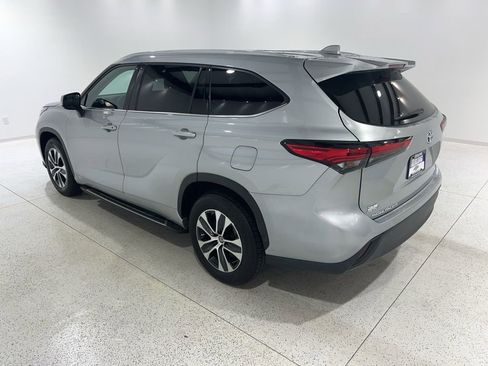 Used 2022 Toyota Highlander XLE FWD image 3