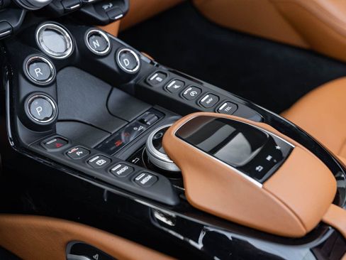 Used 2021 Aston Martin V8 Vantage Roadster image 28
