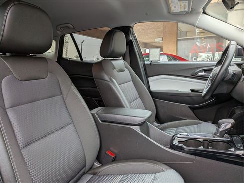 Used 2025 Chevrolet Trax LT w/ LT Convenience Package image 32