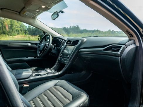 Used 2017 Ford Fusion SE w/ Equipment Group 201A FWD image 19