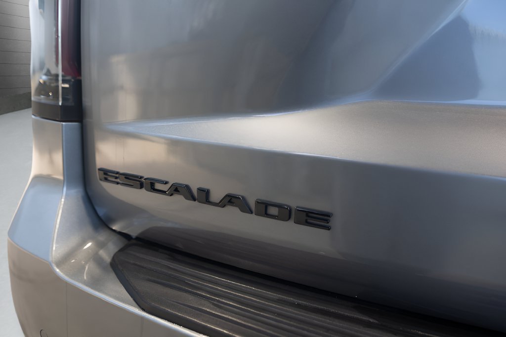 Used 2022 Cadillac Escalade ESV Sport w/ LPO, ONYX Package AWD/4WD image 17