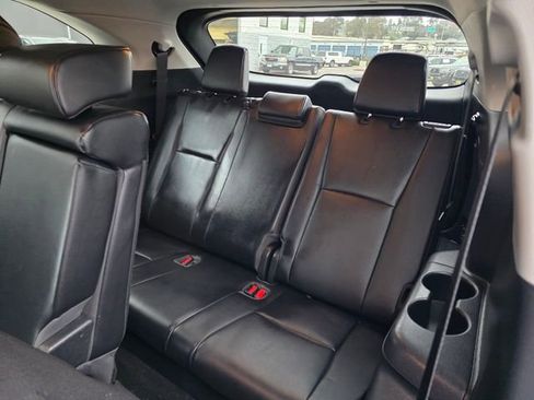 Used 2023 Toyota Highlander XLE AWD/4WD image 19