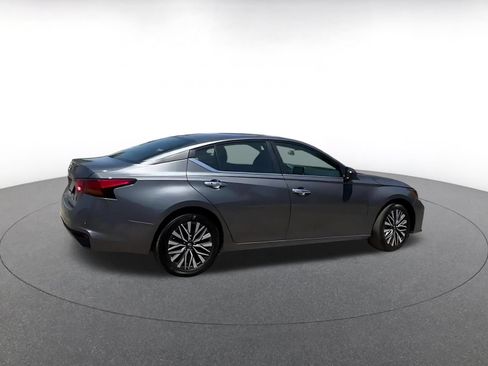 Used 2025 Nissan Altima 2.5 SV FWD image 12