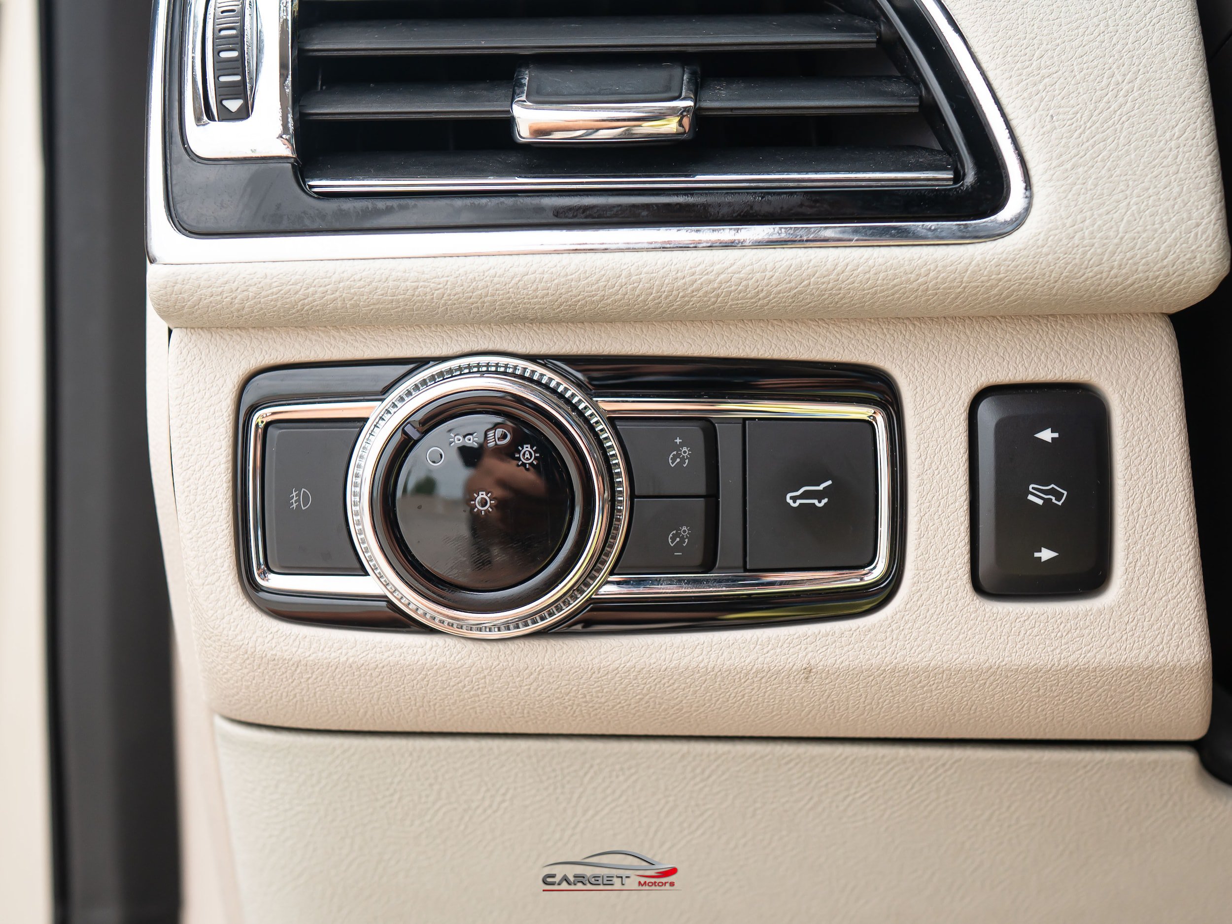 Used 2018 Lincoln Navigator Select w/ Technology Package RWD image 38