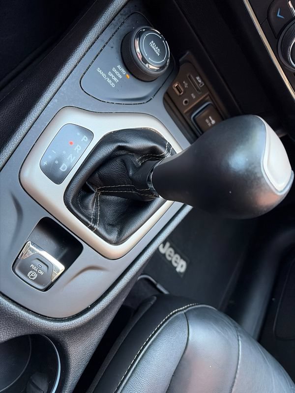 Used 2017 Jeep Cherokee Limited AWD/4WD image 13