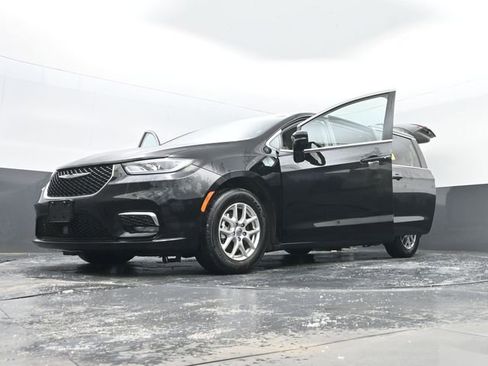 Used 2024 Chrysler Pacifica Touring-L image 34