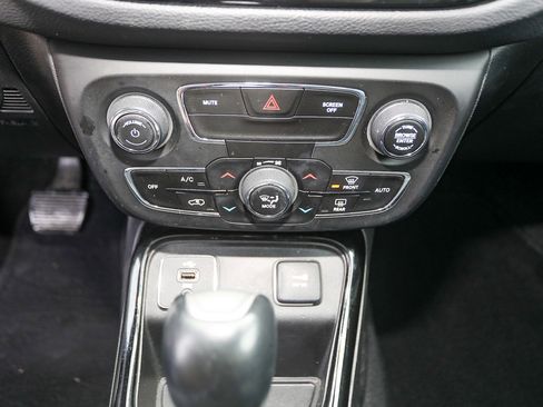 Used 2018 Jeep Compass Limited w/ Navigation Group image 19