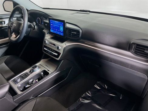 Used 2022 Ford Explorer XLT image 27