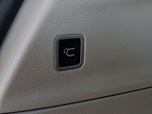 Used 2023 Chrysler Pacifica Touring-L image 33