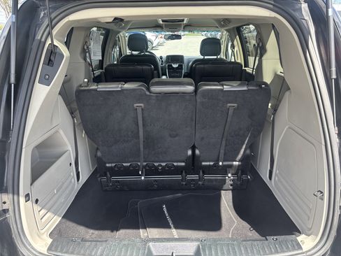 Used 2015 Chrysler Town & Country Touring image 12