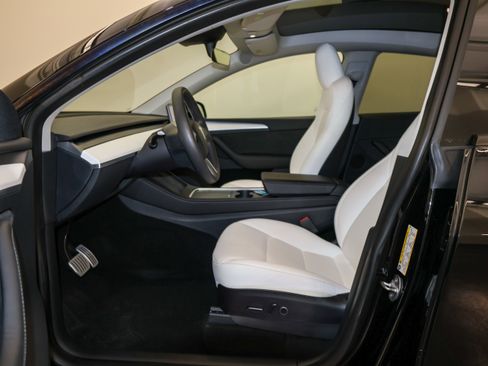 Used 2023 Tesla Model Y Performance image 15